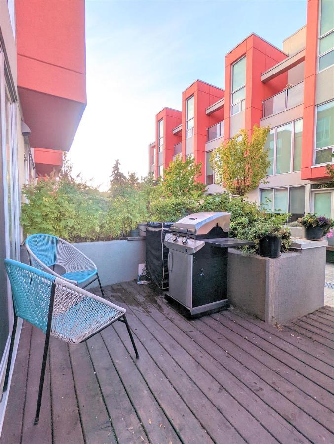 Monki Di Executive Suites: Luxury With Rooftop Patio Appartement Calgary